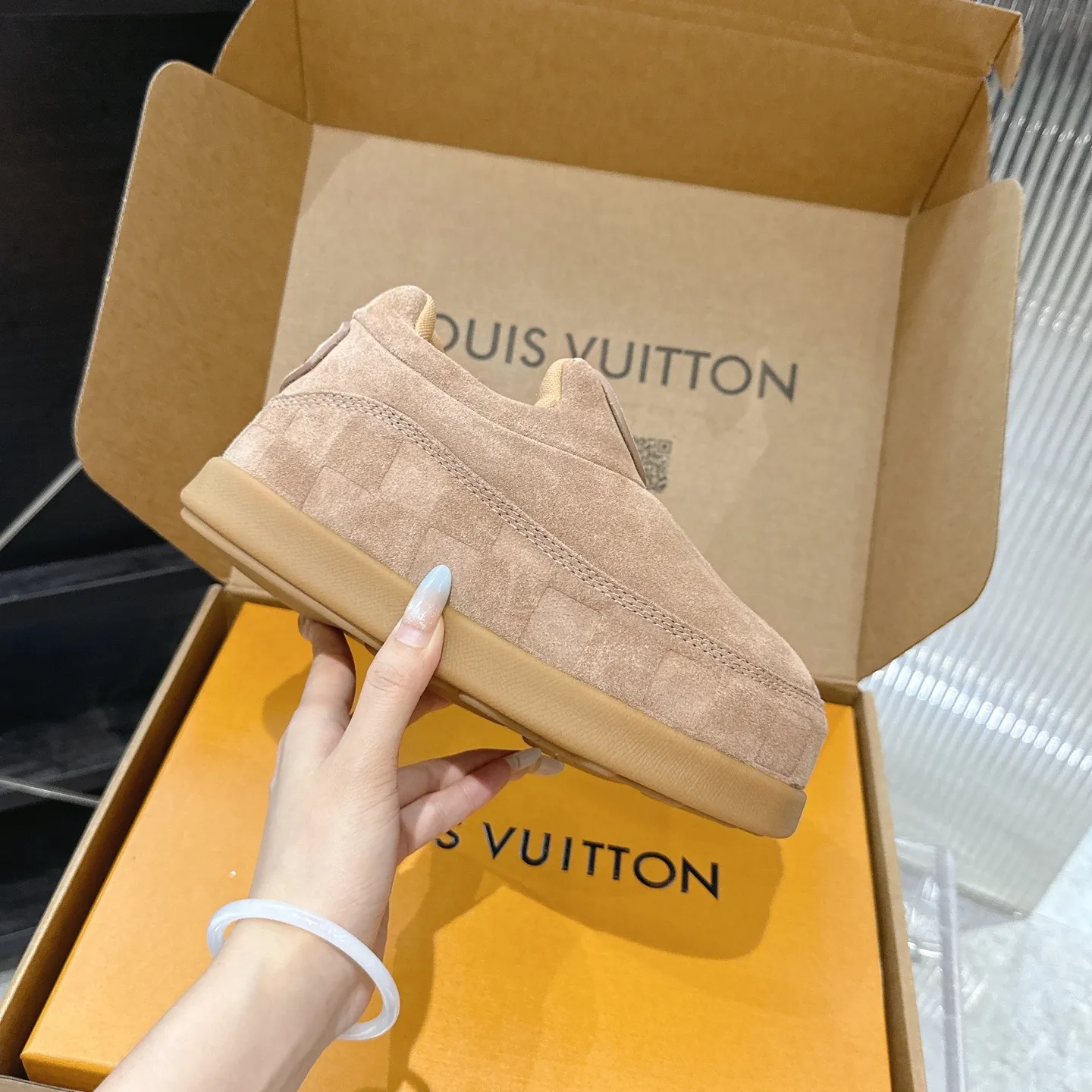 [L Family] P: 740💰 Couple model, size: women 35-41 (customized at 41 for women), 39-46 for men (customized at 45.46) The 2025 iteration of this Time Out sneaker, couple model, LV co-branded nigo, donkey brand, Louis Vuitton, ugly, cute😍Many Internet celebrities have shown off their feet, a classic and versatile item. Fabric: Imported high mercerized cow suede. Lining: high-grade elastic mesh, outsole: original molded outsole, palm print rubber outsole with hidden L letter and Monongram flower.